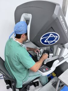 Dr. Ivan Kirche em cirurgia robótica com plataforma da Vinci