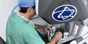 Dr. Ivan Kirche em cirurgia robótica com plataforma da Vinci