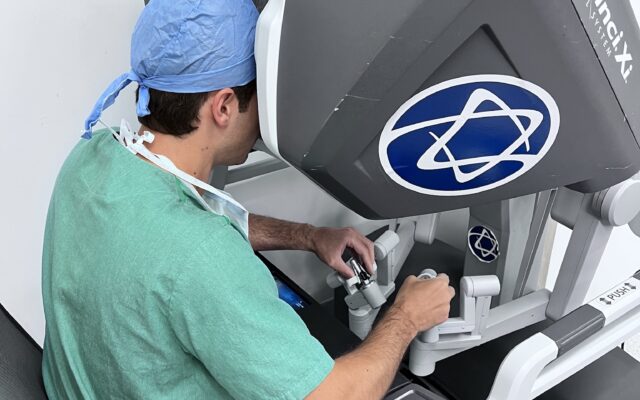 Dr. Ivan Kirche em cirurgia robótica com plataforma da Vinci